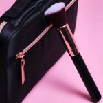 Comment préparer une trousse de maquillage de voyage ?